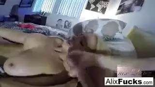 أليس لينكس تئن بصوت عال وهي تمص القضيب وتتلقى الجنس الشرجي من الشاب القوي