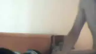 جميلة الفستان الأزرق تأخذ إيلاج مزدوج صريح، تئن وهي تقذف مرارًا