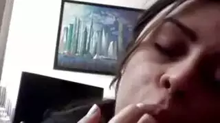 سحاقيات مغطاة بالصابون تمارس الجنس بقضيب اصطناعي بقوة