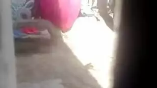 السيدات الاستحمام الحلو في الحالة المزاجية لجعل الحب في سيارة ضخمة