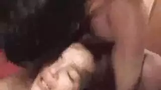 فاتنات سمراوات يأكلن الفرج على طاولة المطبخ إكس إكس إكس