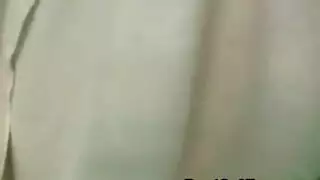 مص ساخن في الحمام: الصديقة تخدم رجلها