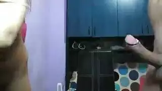يتفل على وجهها وهي ترضع زبه