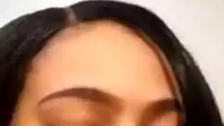 امرأة ممتلئة الجسم ذات وشم تأخذ قضيبًا كبيرًا في سريرها الخاص