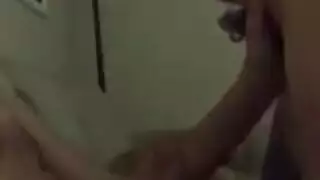 مراهقة سمراء وقحة تتعرض للجنس الفموي العميق وتُملأ بالسائل المنوي وهي في ملابسها الداخلية