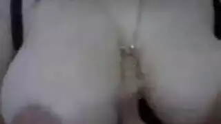 ينيكها وهي على ركبته فس المطبخ