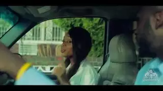 طالبة مراهقة تأخذ قضيب رجل أكبر كبير في فمها