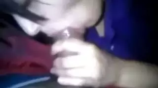صديقي يمص أصدقائي بينما أبلل قضيبي