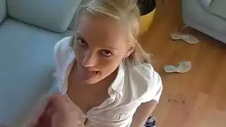 نيكي الدمية تأخذها بعمق على ظهرها