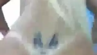 شقراء ذات شعر وردي تلعق كسها ابنتها بالتبني مرتدية زي التلميذة