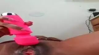 فتاة سمراء تستمتع بإثارة نفسها بعنف على الأريكة لإثارة زوجها