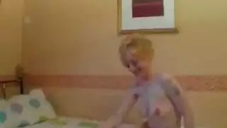خيانة مع شقراء: تلتهم قضيبه الموشوم العملاق