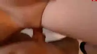 شابة سمراء طازجة تخلع ملابسها وتلعب بفرجها المبلل