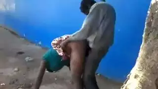 أفريقي ينيك بنت مشردة في وضح النهار