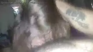 فتاة جشعة تأخذ حمولتين في مشهد الاختراق المزدوج الإباحي هذا