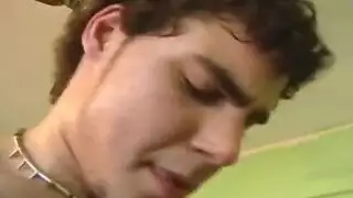 العمة الناضجة تأخذ قضيبًا صلبًا في مشهد إباحي عنيف