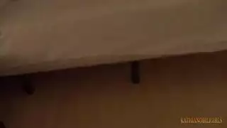 الزوجة تجعل العامل الاسود يدخل غرفتها وتنهشه نيك