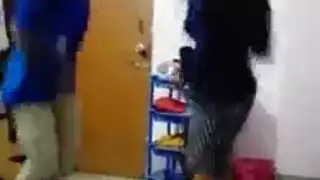 جامعيات بريات يمارسن الجنس بقوة في حافلة في عرض إباحي علني