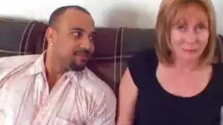 امرأة ناضجة خبيرة تعرض فرجها العصير