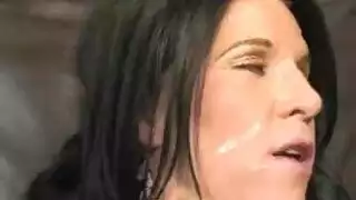 سكس تاخذ زبين في مسها وطيزها