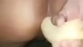 تسجيل إكس إكس إكس: حشو مؤخرتها الكبيرة بموزة