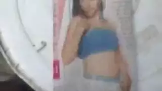 نائب الرئيس على ركبتيه لأصابع مايا أنجالي بورن فيتيش