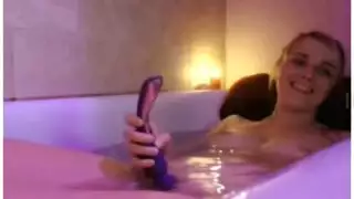وحهد بصور نفسها في الحمام