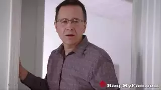 شقراء أنيقة تمارس لعقاً مكثفاً بتقنية المليون لسان