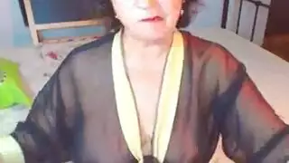امرأة ناضجة ساخنة تخلع ملابسها وتفتح ساقيها