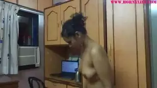 سكس عائلي تحت طاولة طعام