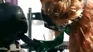 جمال سمر في لاتكس يخدم قضيبًا كبيرًا صلبًا