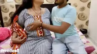 لحس عميق للكس وجماع عنيف جماعي مع بنات هنديات