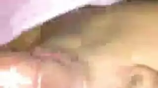 فتاة ترانس تخدم قضيبًا صلبًا عملاقًا