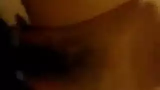صديقها المثير يأكل بوسها الضيق بينما تداعب مهبلها المبلل بأصابعها