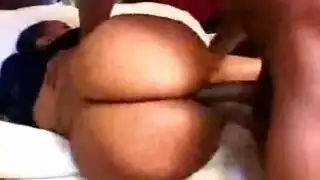 تعطيه طيزها ينيك و يتمتع و يخرج شهوته الجنسية الحارة و هو ممحون