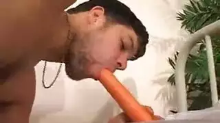 ترانزيستور الأبنوس في سراويل داخلية مطبوعة على الحيوانات يحصل على جزح على الجوارب الجميلة