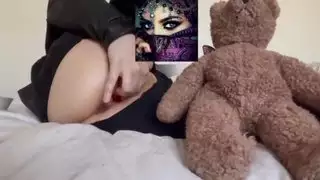 أرنب ثلجي عربي يتشقق كسها العذراء من زب أسود كبير