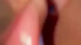 المراهقة الساقطة تفقد غشاء بكارتها أمام قضيب زجاجي ضخم، ثم تتوسل لقضيبي السمين ليملأ فتحتها الرطبة