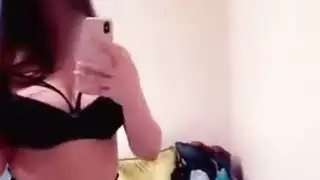 بيمبو من الرياض تأخذ زباً أبيض غليظاً عميقاً في طيزها