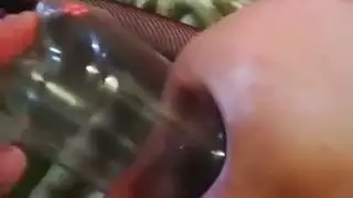 لعب بالزجاجة مع كس شرج عائشة الجائع