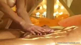 أنا أنيك المدلكة على طاولة التدليك التركية
