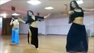 راقصة عربية مثيرة تفتح ساقيها لممارسة جنسية عنيفة