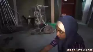 شرج عربي مدهون يتوسع بواسطة قضيب صناعي أسود