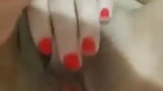 سونجول الشقية تداعب شقها المبلل وتدخل أصابعها عميقًا