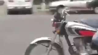 شاب جريء يفلش انتصابه خلال زحمة مرور في إيران