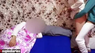 الحجاب العربي زوجة الغش هي تمارس الجنس مع صديق بينما زوجها