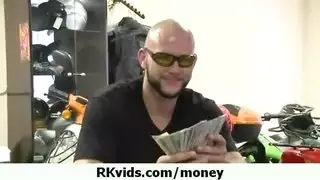 ادفع مقابل فرائها المبلل