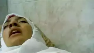 قحبة تتناك و هي توحوح بقوة و قد التهبت فيها الشهوة حين دخل الزب الغليظ في كسها