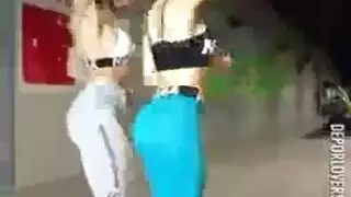مؤديات بوليوود المثيرة يكشفن عن مهابلهن في رقص شهواني
