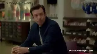 عاهرة مثارة تفتح ساقيها وتلعب بأثدائها لعشيقها